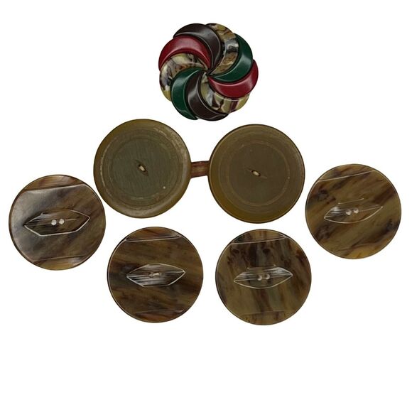 7 Vintage Coat Buttons Bakelite Celluloid Early Plastic Sewing Notions Fashion - Picture 1 of 8
